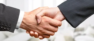 Poignée de main entre deux personnes dans les locaux de executive my coaching partners.